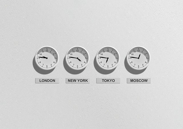 hodiny ukazující čas na různých místech